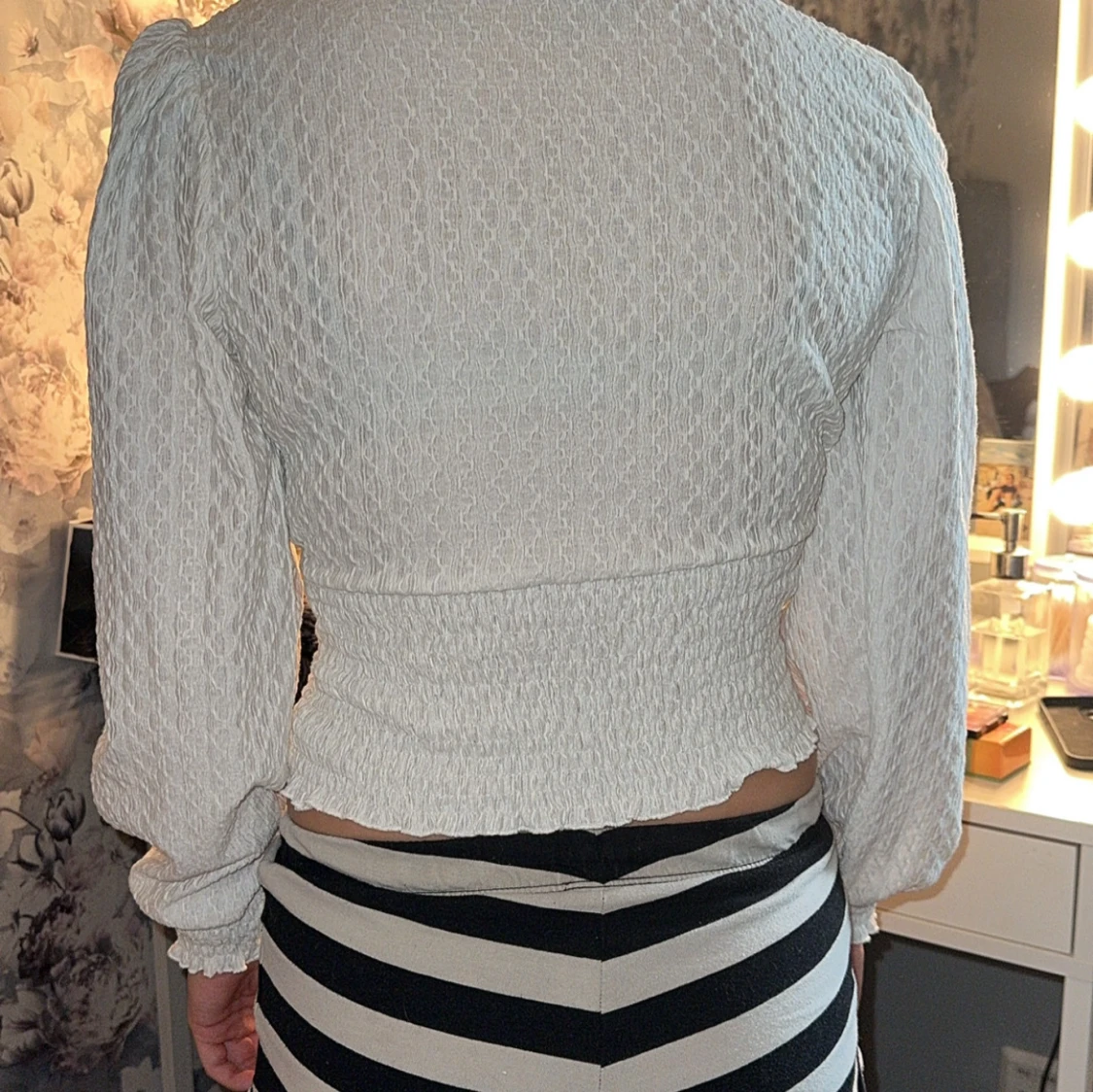 Vit croppad blus med v-ringning - 1