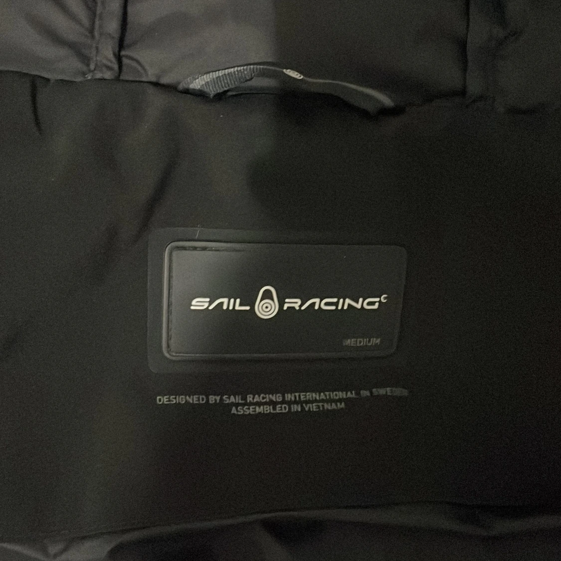 Svart dunjacka från Sail Racing - 3