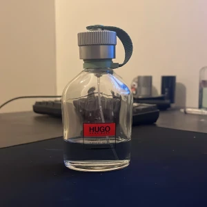 Hugo Boss parfymflaska - Stilren parfym från Hugo Boss med modern design. Perfekt för dig som vill ha en klassisk och fräsch känsla i vardagen. Volym och ingredienser syns ej på bilden.