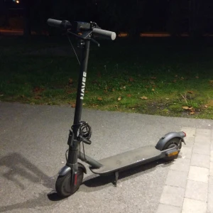 Navee elscooter - Navee elscooter i gott skick med fungerande fram- och bakljus. Laddningskabel medföljer. Något smutsig fotplatta men inga synliga större skador eller repor. Perfekt för smidig och miljövänlig transport i stan.