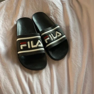 Svarta Fila sandaler med logga - Fila tofflor använd nån gång