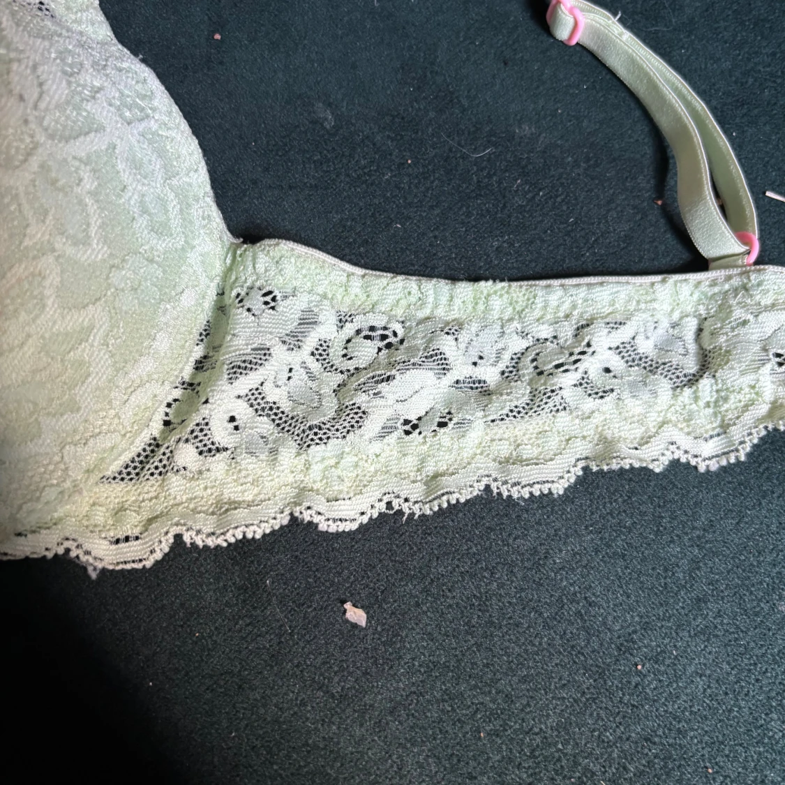 Söker en Ljusgrön spets-bh med rosa rosett - 2
