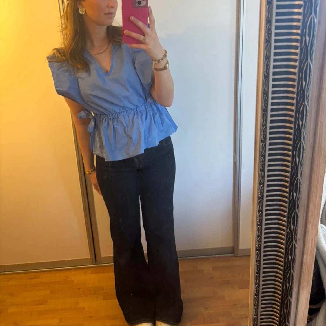 Blå blus med volang och knyt i midjan - 1