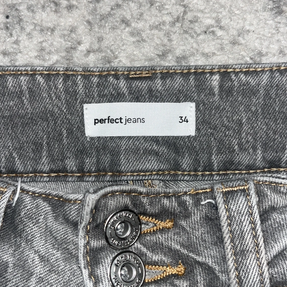 Grå jeans från Gina tricot, stl 34 - 2
