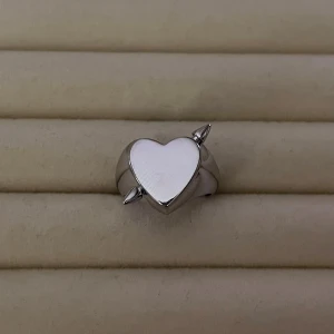 Alvaz Essentials ”Heart Arrow Ring” inspirerad ring - Aldrig använd, silverpläterad och tillverkad i rostfritt stål. Nickelfri. Om du har fler frågor, tveka inte att höra av dig 🤗