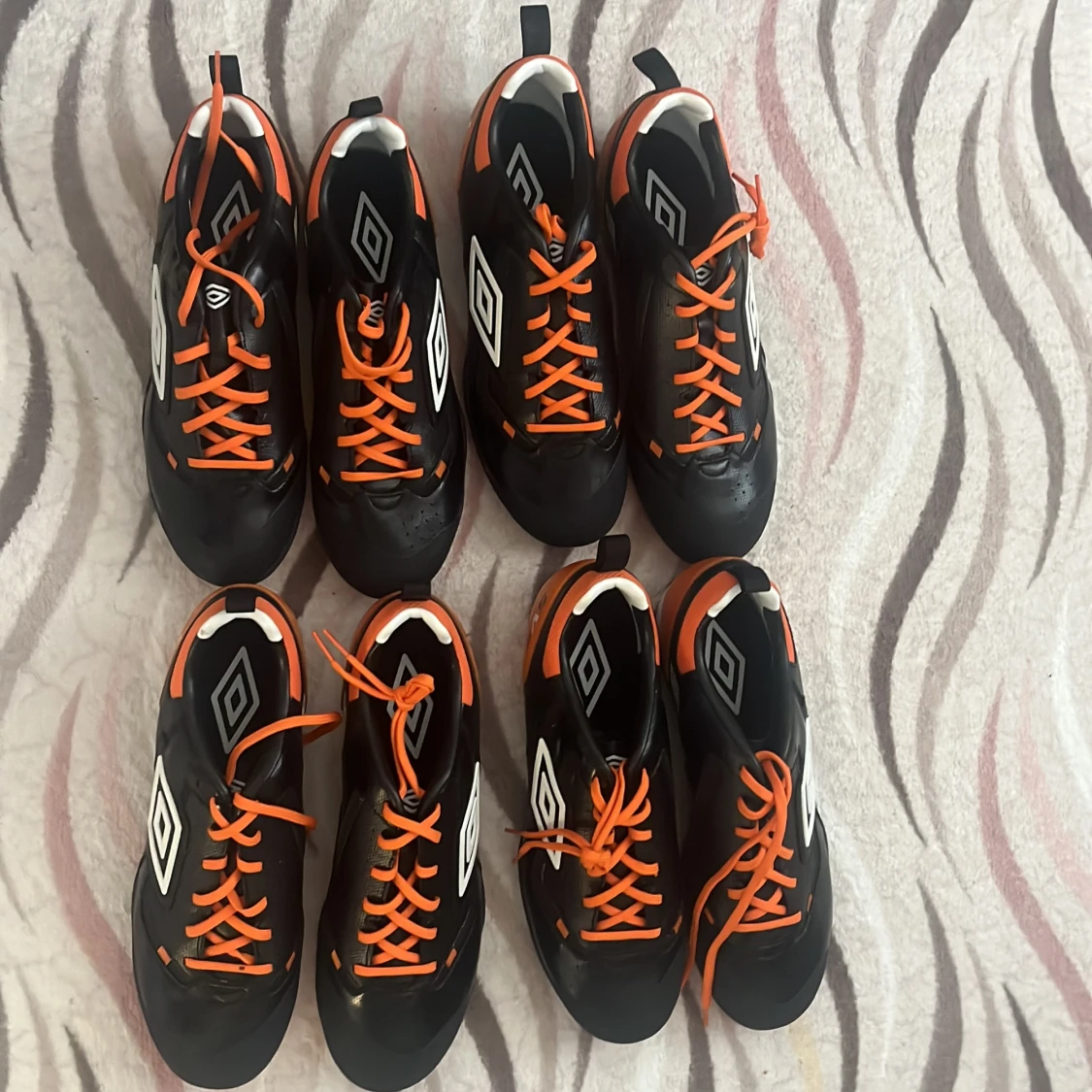 Umbro svarta och orangea fotbollsskor