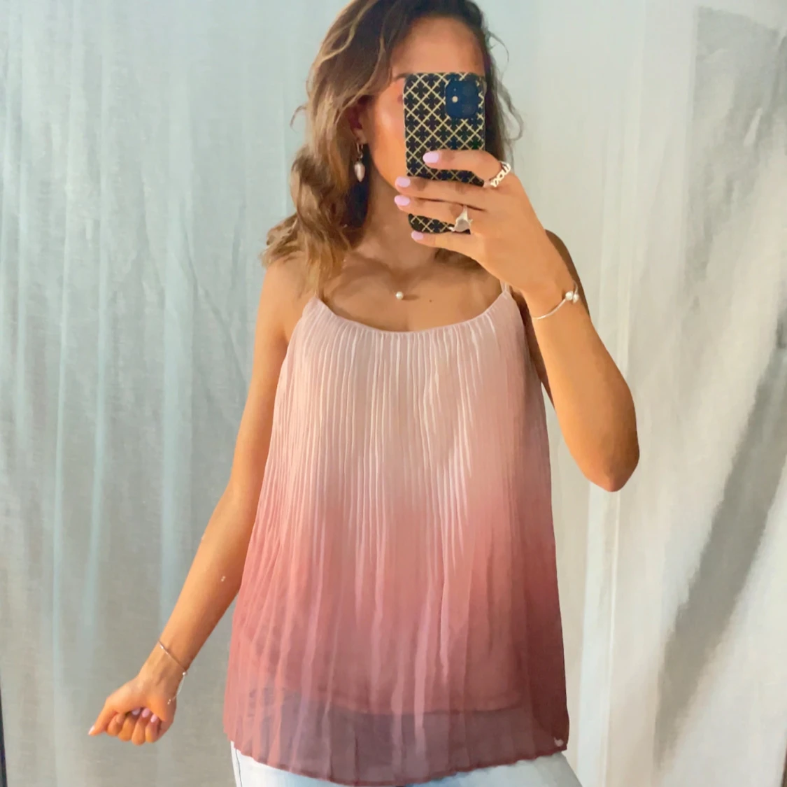 Plisserad rosa linnetopp med tunna axelband - 3