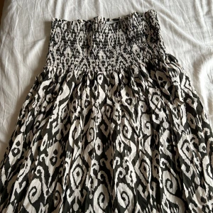 mönstrad kjol Zara - Supersnygg kjol ifrån Zara, köpte den men det kommer inte till användning längre tyvärr. Använt 1 gång så är i nytt skick. Priset kan diskuteras💕
