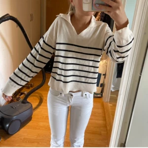 Randig tröja💕 - Vit/bige tröja med svarta ränder! Super mysig tröja  perfekt till hösten och knappt andvänd! 💗