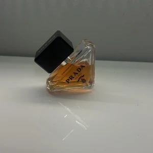 Prada Paradoxe Intense parfym - Nu säljer jag min Prada Paradoxe Intense – en trendig parfym från Prada Milano. Snygg och modern flaska som sticker ut i samlingen. Perfekt för dig som vill ha något exklusivt och stilrent. Jag har använt parfymen endast två gånger och jag tycker inte den passar mig, men den är underbar nu till hösten!!!❤️ Så flaskan är helt ny💗 30 ml. Nypris ca 800-900kr🥰