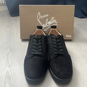 🔥 Christian Louboutin Sneakers – Storlek 43 - Stilrena och lyxiga sneakers i svart  mocka med den ikoniska röda sulan och broderad logotyp på hälen. Skorna är i mycket fint skick och levereras med originalkartong. Perfekta för dig som vill sticka ut med klass och komfort! 👟✨tveka inte och diskutera pris 🤩 📦 Skickas ut idag!  🧵 Material: mocka  🎨 Färg: svart  📏 Storlek: EU 43 💥 Röd sula – signatur från Louboutin ⚡️ Broderad logga bak 📦 Originalkartong medföljer 🚚 Snabb leverans – skickas samma dag!   #ChristianLouboutin 👠 #LouboutinSneakers 🔴