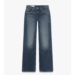 Blå wide jeans med låg midja - Snygga blå jeans med låg midja och raka, vida ben. Jeansen har klassisk femficksdesign, diskret slitning framtill och bak samt kontrastsömmar. Perfekta för en avslappnad och trendig look.