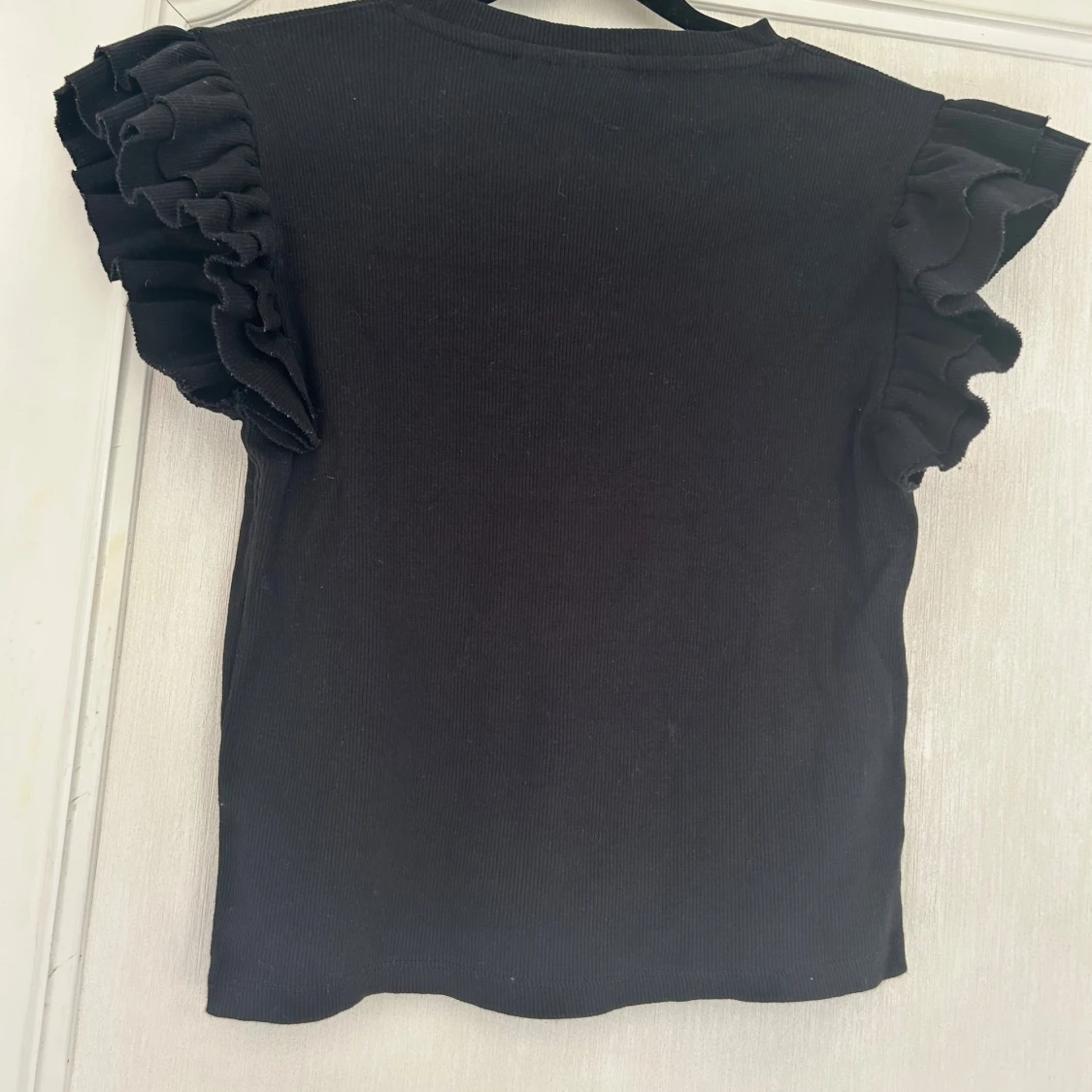 Svart topp med volangärm från Gina Tricot - 1