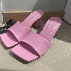 Rosa klackar  - Snygga enkla klackar, aldrig använda pågrund av förstora i storlek. 