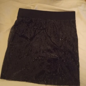Svart glittrig kjol  - Denna kjol passar perfekt till dig som vill glittra lite extra mycket ( är ett tjockt resårband som jag själv tycker håller upp kjolen bra)