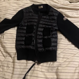 Moncler cardigan  - Snygg svart moncler cardigan, men mycket bra skick. Säljer då den inte kommer till användning💕