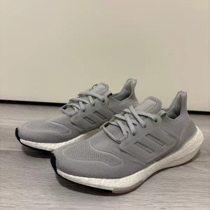 Adidas Ultraboost - ADIDAS ULTRABOOST 22 Malli: GX5594 Koko: 40 2/3 Ovh: 199e Neutraali askellus  Juuri pestyt.  Postitus/nouto
