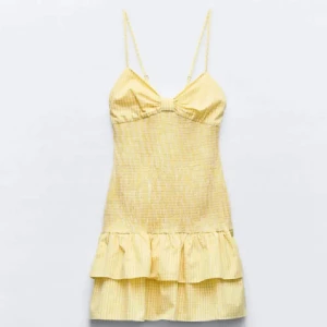 Gul kort sommarklänning med volang - Säljer populära Zara klänningen då den inte kommit till så stor användning.  Köpte för 750 då den är slutsåld och väldigt populär säljer ja för 620 ish!!💞💞💞🥹