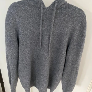 Grå Kashmir/Merino Hoodie - Säljer min merinohoodie i nyskick då den inte kommer till användning längre. Den passar dig runt 170-175. Hör gärna av dig vid minsta fundering 🙌🙌