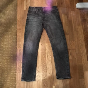 Grå jeans från Jack & Jones, 29/30 - Snygga grå jeans från Jack & Jones med klassisk femficksdesign och diskret tvättad look. Modellen har raka ben och normal passform.