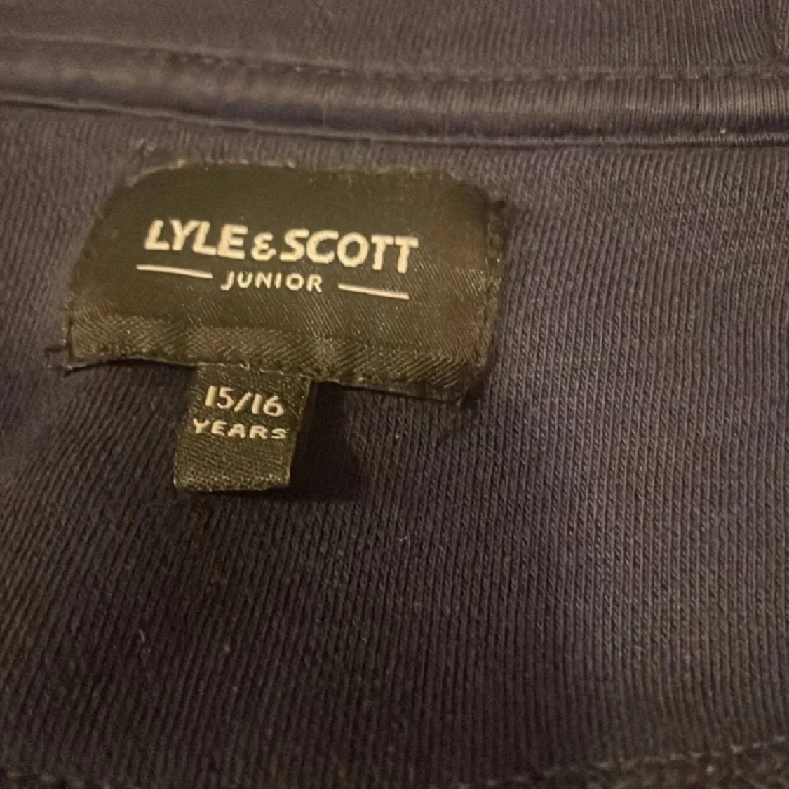 Mörkblå hoodie från Lyle & Scott - 2