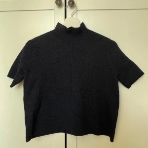 Mörkblå stickad t-shirt från Zara - Säljer då den inte kommer till användning. Endast använd ett fåtal gånger, därför ett mycket bra skick💓