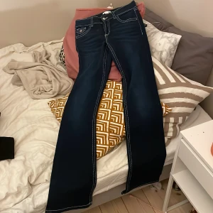 Mörkblå bootcut jeans från Gina Tricot - Aldrig använda!!!!     Jag är 164 och dom sitter jättebra. Lite för långa, men perfekta.    Mörkblå jeans från Gina Tricot med bootcut-modell och markerade vita sömmar. Klassisk femficksdesign med snygga detaljer på bakfickorna. Jeansen har normal passform och är tillverkade i stretchig denim för extra komfort.