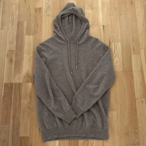 Kashmir hoodie - Kashmir hoodie i okänt märke som sitter avslappnat men riktig skön tröja!