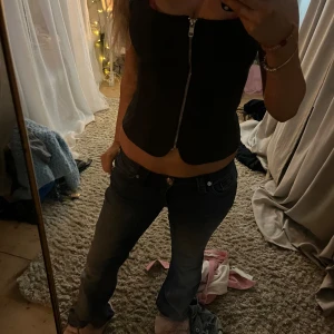 Svart topp - Snygg topp!! Enbart testad på 