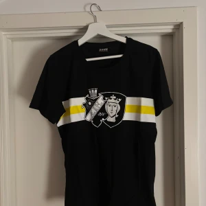 AIK T-shirts - 3stycken AIK T-shirts som jag tyvärr råkat köpa i för små storlek. Dem är knappast använda och alla är storlek medium, passar dig som är 175cm ungefär .  1 för 249kr 2 för 349kr 3 för 449kr