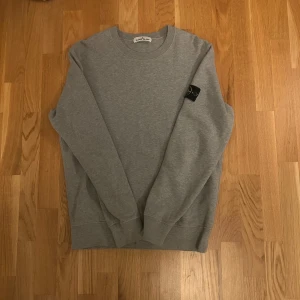 Grå sweatshirt från Stone Island - Tja! Säljer denna feta stone Island tröjan i mycket bra skick|| Skick 9/10 Inga D-effekter|| tröjan är köpt på NK och har storleken M|| Nypris: ~3000 mitt pris:1199|| Om ni har frågor är det bara att fråga||