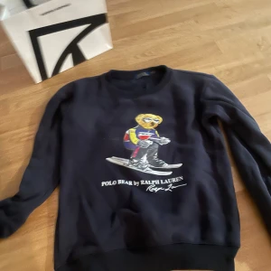 Mörkblå Polo Bear tröja Ralph Lauren - Mörkblå sweatshirt från Ralph Lauren med ikoniska Polo Bear-trycket framtill.  Pris kan diskuteras i dm