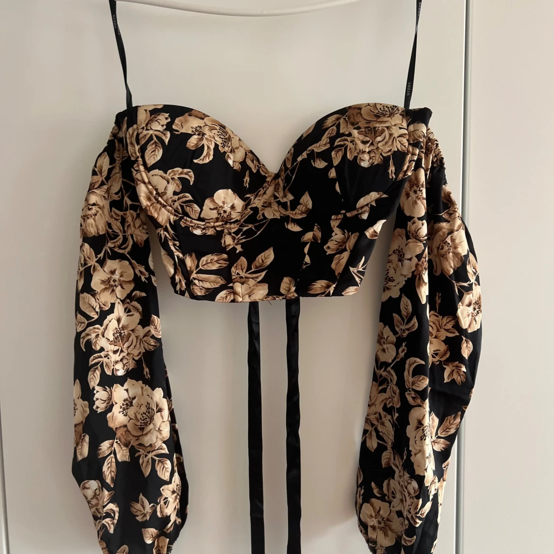 Blommig svart korsettopp med puffärm