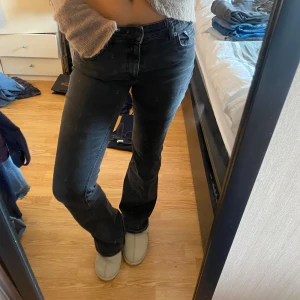 Svarta bootcut, lågmidjade jeans - Snygga svarta utsvängda lågmidjade jeans
