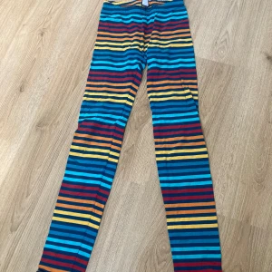 Randiga tights - Barnstorlek 152 (ish 10-12 år), två mindre hål och ett något slappt resår