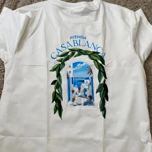 Vit t-shirt Avenida Casablanca - Vit t -shirt från Casablanca: SAMMA DAG DU KÖPER SAMMA DAG JAG FRAKTAR 