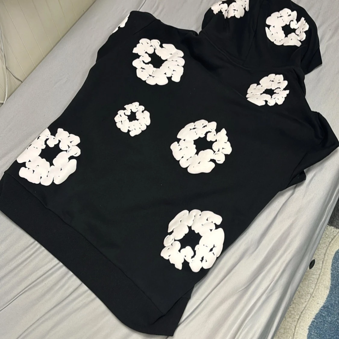 Svart hoodie med vita blommor från Denim Tears - 1