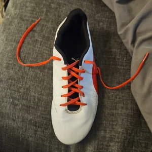 Puma vita och röda fotbollsskor - Fotboll skor från puma dem har fläckar med dom går nog bort