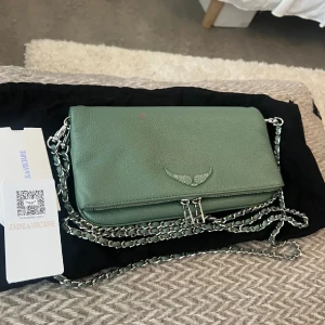 Grön axelväska från Zadig & Voltaire - Säljer min fina ljusgröna väska från Zadig & Voltaire! Inga synliga tecken på användning, köpte för ett år sen för 2800kr💚