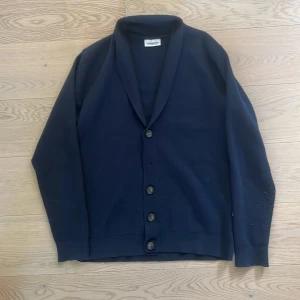 Cardigan - Snygg Cardigan från Lindbergh i storlek L sitter dock som en M. Smånopprig vid vänstra armen, annars i gott skick.