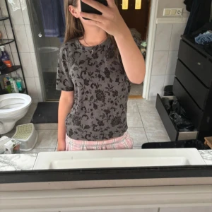 Grå blommig stickad tröja Sac Harbor - Grå stickad tröja från Sag Harbor med svart blommigt mönster💕säljer på grund av att den inte används 💗