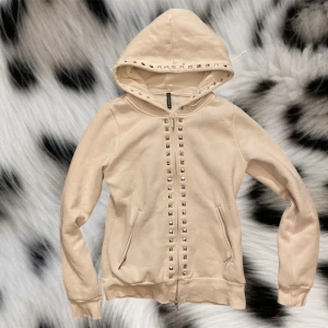 Vit Fishbone zip-up hoodie - Snygg vit Fishbone hoodie med nitar längst kanterna❤️