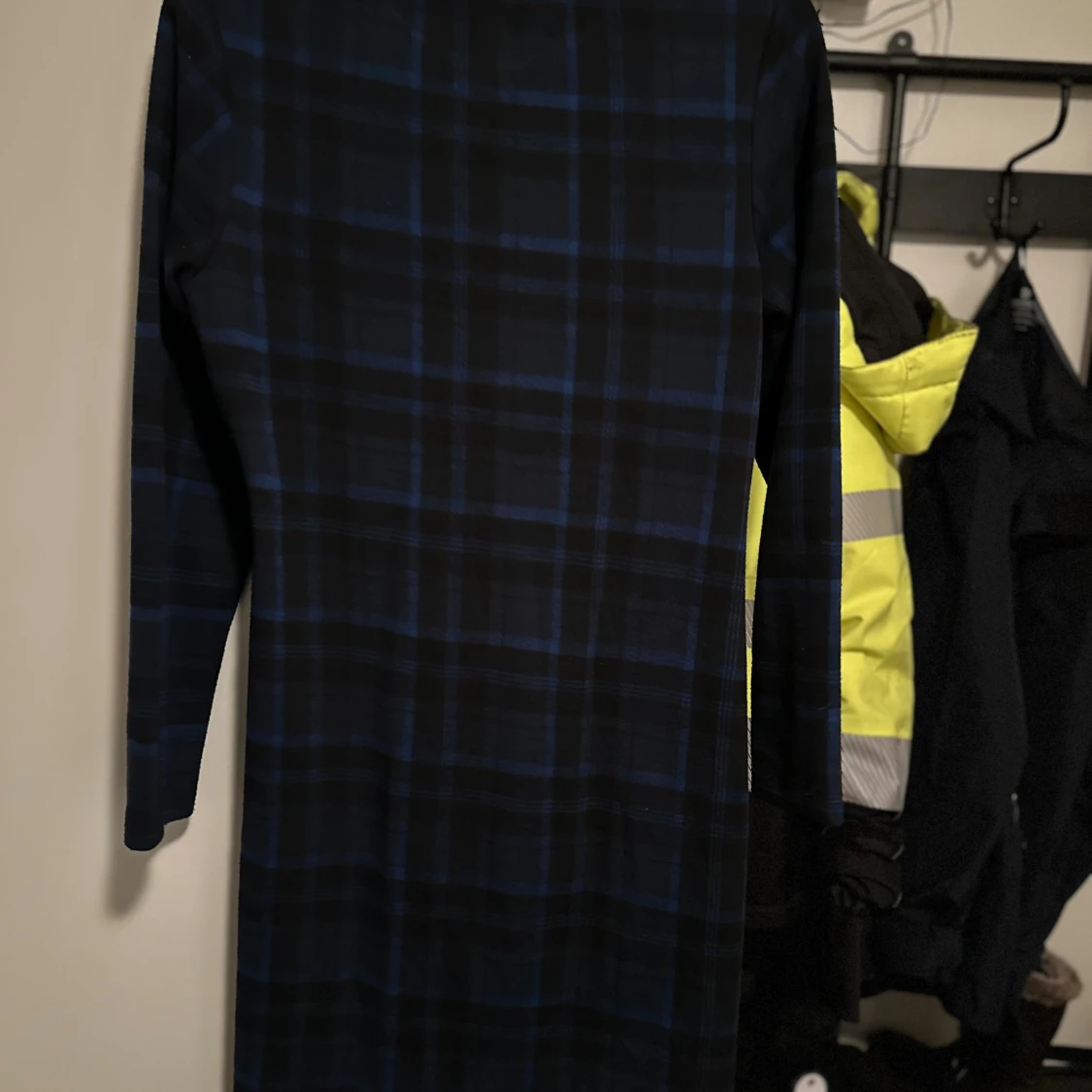 Mörkblå rutig långärmad klänning strl: L - 3