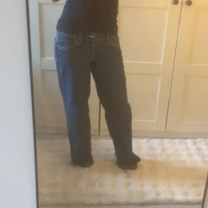Mörkblå jeans med loose fit - Mörkblå jeans Gina Tricot, aldirg använda men lappen är av. Köptes för en vecka sen för 400kr.