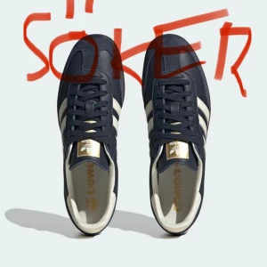 Söker Adidas Samba OG  - Jag söker ett par skor. Skorna är Adidas  Originals Samba OG i mörkblå färg och vita ränder. Det ska inte vara en vanlig samba som är i mocka, det ska vara en samba og i läder (ksk mocka på tån). Storleken kan vara mellan 41-44. Snälla kontakta mig, skicka bilder och hur mycket ni vill att jag ska betala om ni har skorna. Men jag tänker att priset ska hålla sig helst under tusenlappen. Kontakta snälla om ni har skorna