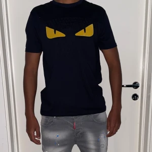 Fendi t shirt strl L - Säljer en Fendi t shirt i storlek L. Helt ny. Fin replika med grym kvalitet. Pris: 400kr. Först till kvarn. Skickas direkt inom 24 timmar 