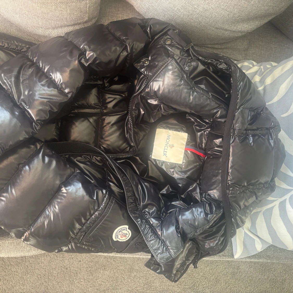 Svart dunjacka från Moncler med bälte