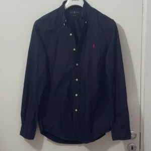 Ralph Lauren Skjorta - Ralph Lauren Skjorta. Storlek M. I jätte bra skick utan defekt. Skickar alltid samma eller nästa dag. Skriv från privat för mer information.
