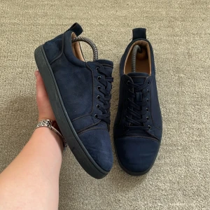 Christian Louboutin skor - Tja! Säljer nu dessa feta Christian Louboutin skor! De är i bra skick som ni ser på bilderna, det är bara att en skosnörering har lossnad men går enkelt att limma om man vill, men märks ändå inte. Storleken är 43, men jag skulle säga att det passar mer som 42. Nypris: 5999 kr❌‼️Mitt pris: 1499 kr✅Skriv vid minsta fundering och pris kan diskuteras!🤝
