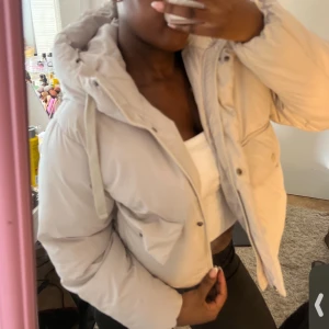 Beige pufferjacka med huva - Perfekt nu till hösten/vinter! Strl xs